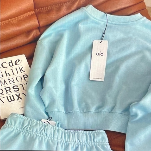 ALO Yoga Blue Sweater Shorts Set - Picture 5 of 5